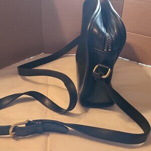 Vintage Black Leather Coach crossbody #9087 Purse.